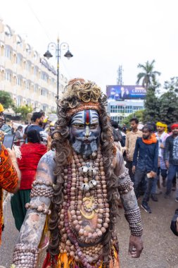Varanasi, Uttar Pradesh, Hindistan - 20 Mart 2024: Masan Holi, Masan Holi, Masan Holi, Harishchandra ghat 'taki masaan holi kutlamaları sırasında tanrıça Kali olarak resmedilen bir kadın ressamın portresi.
