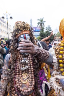 Varanasi, Uttar Pradesh, Hindistan - 20 Mart 2024: Masan Holi, Masan Holi, Masan Holi, Harishchandra ghat 'taki masaan holi kutlamaları sırasında tanrıça Kali olarak resmedilen bir kadın ressamın portresi.