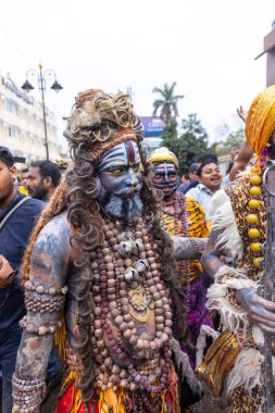 Varanasi, Uttar Pradesh, Hindistan - 20 Mart 2024: Masan Holi, Masan Holi, Masan Holi, Harishchandra ghat 'taki masaan holi kutlamaları sırasında tanrıça Kali olarak resmedilen bir kadın ressamın portresi.
