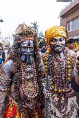Varanasi, Uttar Pradesh, Hindistan - 20 Mart 2024: Masan Holi, Masan Holi, Masan Holi, Harishchandra ghat 'taki masaan holi kutlamaları sırasında tanrıça Kali olarak resmedilen bir kadın ressamın portresi.