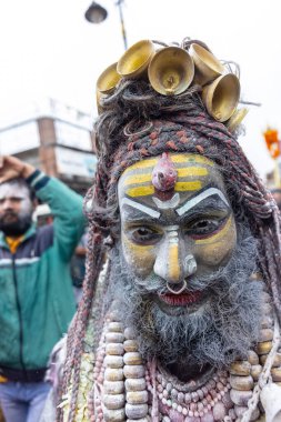 Varanasi, Uttar Pradesh, Hindistan - 20 Mart 2024: Masan Holi, Masan Holi, Masan Holi, Harishchandra ghat 'taki masaan holi kutlamaları sırasında tanrıça Kali olarak resmedilen bir kadın ressamın portresi.