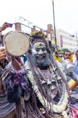 Varanasi, Uttar Pradesh, Hindistan - 20 Mart 2024: Masan Holi, Masan Holi, Masan Holi, Harishchandra ghat 'taki masaan holi kutlamaları sırasında tanrıça Kali olarak resmedilen bir kadın ressamın portresi.