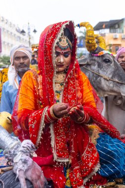 Varanasi, Uttar Pradesh, Hindistan - 20 Mart 2024: Masan Holi, Masan Holi, Masan Holi, Harishchandra ghat 'taki masaan holi kutlamaları sırasında tanrıça Kali olarak resmedilen bir kadın ressamın portresi.