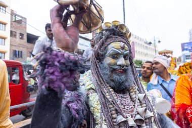 Varanasi, Uttar Pradesh, Hindistan - 20 Mart 2024: Masan Holi, Masan Holi, Masan Holi, Harishchandra ghat 'taki masaan holi kutlamaları sırasında tanrıça Kali olarak resmedilen bir kadın ressamın portresi.