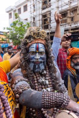 Varanasi, Uttar Pradesh, Hindistan - 20 Mart 2024: Masan Holi, Masan Holi, Masan Holi, Harishchandra ghat 'taki masaan holi kutlamaları sırasında tanrıça Kali olarak resmedilen bir kadın ressamın portresi.