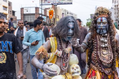 Varanasi, Uttar Pradesh, Hindistan - 20 Mart 2024: Masan Holi, Masan Holi, Masan Holi, Harishchandra ghat 'taki masaan holi kutlamaları sırasında tanrıça Kali olarak resmedilen bir kadın ressamın portresi.
