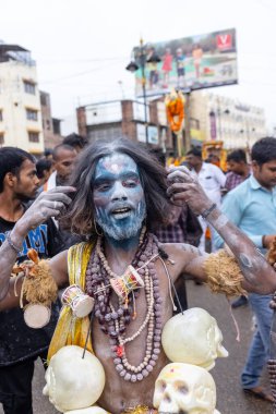 Varanasi, Uttar Pradesh, Hindistan - 20 Mart 2024: Masan Holi, Masan Holi, Masan Holi, Harishchandra ghat 'taki masaan holi kutlamaları sırasında tanrıça Kali olarak resmedilen bir kadın ressamın portresi.