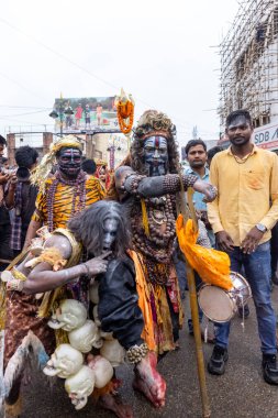Varanasi, Uttar Pradesh, Hindistan - 20 Mart 2024: Masan Holi, Masan Holi, Masan Holi, Harishchandra ghat 'taki masaan holi kutlamaları sırasında tanrıça Kali olarak resmedilen bir kadın ressamın portresi.