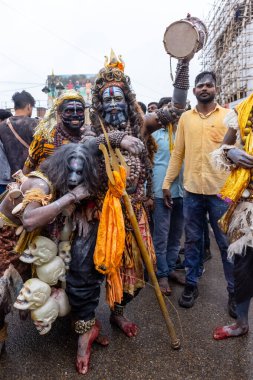 Varanasi, Uttar Pradesh, Hindistan - 20 Mart 2024: Masan Holi, Masan Holi, Masan Holi, Harishchandra ghat 'taki masaan holi kutlamaları sırasında tanrıça Kali olarak resmedilen bir kadın ressamın portresi.