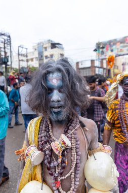 Varanasi, Uttar Pradesh, Hindistan - 20 Mart 2024: Masan Holi, Masan Holi, Masan Holi, Harishchandra ghat 'taki masaan holi kutlamaları sırasında tanrıça Kali olarak resmedilen bir kadın ressamın portresi.