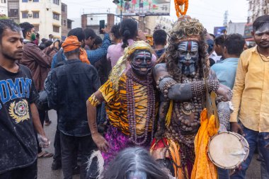 Varanasi, Uttar Pradesh, Hindistan - 20 Mart 2024: Masan Holi, Masan Holi, Masan Holi, Harishchandra ghat 'taki masaan holi kutlamaları sırasında tanrıça Kali olarak resmedilen bir kadın ressamın portresi.