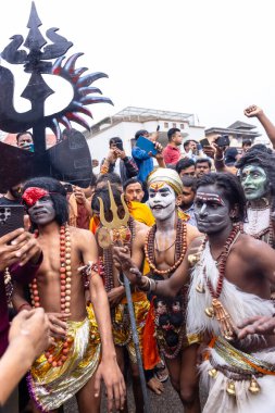 Varanasi, Uttar Pradesh, Hindistan - 20 Mart 2024: Masan Holi, Masan Holi, Masan Holi, Harishchandra ghat 'taki masaan holi kutlamaları sırasında tanrıça Kali olarak resmedilen bir kadın ressamın portresi.