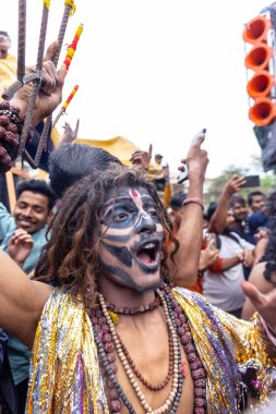 Varanasi, Uttar Pradesh, Hindistan - 20 Mart 2024: Masan Holi, Masan Holi, Masan Holi, Harishchandra ghat 'taki masaan holi kutlamaları sırasında tanrıça Kali olarak resmedilen bir kadın ressamın portresi.