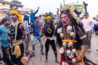 Varanasi, Uttar Pradesh, Hindistan - 20 Mart 2024: Masan Holi, Masan Holi, Masan Holi, Harishchandra ghat 'taki masaan holi kutlamaları sırasında tanrıça Kali olarak resmedilen bir kadın ressamın portresi.