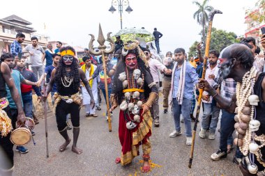 Varanasi, Uttar Pradesh, Hindistan - 20 Mart 2024: Masan Holi, Masan Holi, Masan Holi, Harishchandra ghat 'taki masaan holi kutlamaları sırasında tanrıça Kali olarak resmedilen bir kadın ressamın portresi.