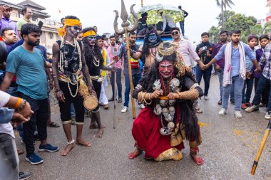 Varanasi, Uttar Pradesh, Hindistan - 20 Mart 2024: Masan Holi, Masan Holi, Masan Holi, Harishchandra ghat 'taki masaan holi kutlamaları sırasında tanrıça Kali olarak resmedilen bir kadın ressamın portresi.