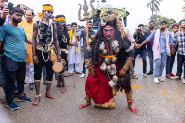 Varanasi, Uttar Pradesh, Hindistan - 20 Mart 2024: Masan Holi, Masan Holi, Masan Holi, Harishchandra ghat 'taki masaan holi kutlamaları sırasında tanrıça Kali olarak resmedilen bir kadın ressamın portresi.