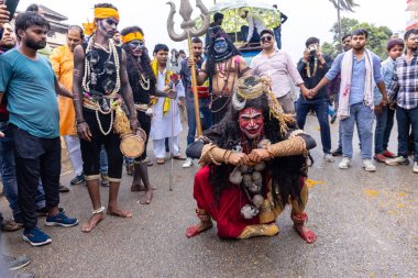 Varanasi, Uttar Pradesh, Hindistan - 20 Mart 2024: Masan Holi, Masan Holi, Masan Holi, Harishchandra ghat 'taki masaan holi kutlamaları sırasında tanrıça Kali olarak resmedilen bir kadın ressamın portresi.