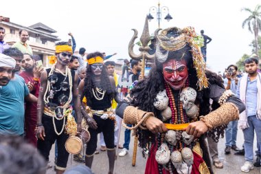 Varanasi, Uttar Pradesh, Hindistan - 20 Mart 2024: Masan Holi, Masan Holi, Masan Holi, Harishchandra ghat 'taki masaan holi kutlamaları sırasında tanrıça Kali olarak resmedilen bir kadın ressamın portresi.
