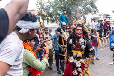 Varanasi, Uttar Pradesh, Hindistan - 20 Mart 2024: Masan Holi, Masan Holi, Masan Holi, Harishchandra ghat 'taki masaan holi kutlamaları sırasında tanrıça Kali olarak resmedilen bir kadın ressamın portresi.