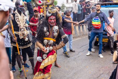 Varanasi, Uttar Pradesh, Hindistan - 20 Mart 2024: Masan Holi, Masan Holi, Masan Holi, Harishchandra ghat 'taki masaan holi kutlamaları sırasında tanrıça Kali olarak resmedilen bir kadın ressamın portresi.