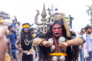 Varanasi, Uttar Pradesh, Hindistan - 20 Mart 2024: Masan Holi, Masan Holi, Masan Holi, Harishchandra ghat 'taki masaan holi kutlamaları sırasında tanrıça Kali olarak resmedilen bir kadın ressamın portresi.