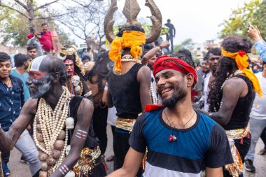Varanasi, Uttar Pradesh, Hindistan - 20 Mart 2024: Masan Holi, Masan Holi, Masan Holi, Harishchandra ghat 'taki masaan holi kutlamaları sırasında tanrıça Kali olarak resmedilen bir kadın ressamın portresi.