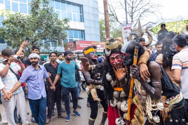 Varanasi, Uttar Pradesh, Hindistan - 20 Mart 2024: Masan Holi, Masan Holi, Masan Holi, Harishchandra ghat 'taki masaan holi kutlamaları sırasında tanrıça Kali olarak resmedilen bir kadın ressamın portresi.