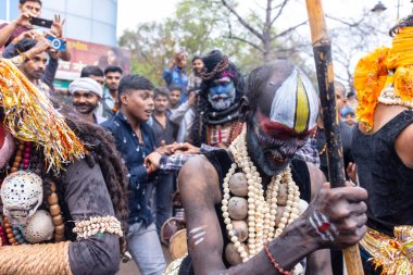 Varanasi, Uttar Pradesh, Hindistan - 20 Mart 2024: Masan Holi, Masan Holi, Masan Holi, Harishchandra ghat 'taki masaan holi kutlamaları sırasında tanrıça Kali olarak resmedilen bir kadın ressamın portresi.