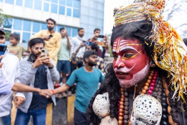 Varanasi, Uttar Pradesh, Hindistan - 20 Mart 2024: Masan Holi, Masan Holi, Masan Holi, Harishchandra ghat 'taki masaan holi kutlamaları sırasında tanrıça Kali olarak resmedilen bir kadın ressamın portresi.