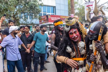 Varanasi, Uttar Pradesh, Hindistan - 20 Mart 2024: Masan Holi, Masan Holi, Masan Holi, Harishchandra ghat 'taki masaan holi kutlamaları sırasında tanrıça Kali olarak resmedilen bir kadın ressamın portresi.