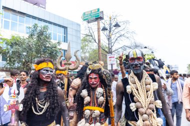 Varanasi, Uttar Pradesh, Hindistan - 20 Mart 2024: Masan Holi, Masan Holi, Masan Holi, Harishchandra ghat 'taki masaan holi kutlamaları sırasında tanrıça Kali olarak resmedilen bir kadın ressamın portresi.