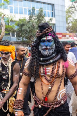 Varanasi, Uttar Pradesh, Hindistan - 20 Mart 2024: Masan Holi, Masan Holi, Masan Holi, Harishchandra ghat 'taki masaan holi kutlamaları sırasında tanrıça Kali olarak resmedilen bir kadın ressamın portresi.
