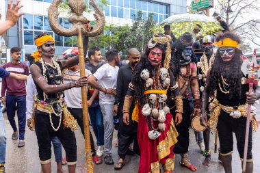 Varanasi, Uttar Pradesh, Hindistan - 20 Mart 2024: Masan Holi, Masan Holi, Masan Holi, Harishchandra ghat 'taki masaan holi kutlamaları sırasında tanrıça Kali olarak resmedilen bir kadın ressamın portresi.