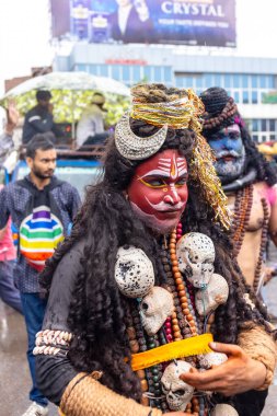 Varanasi, Uttar Pradesh, Hindistan - 20 Mart 2024: Masan Holi, Masan Holi, Masan Holi, Harishchandra ghat 'taki masaan holi kutlamaları sırasında tanrıça Kali olarak resmedilen bir kadın ressamın portresi.