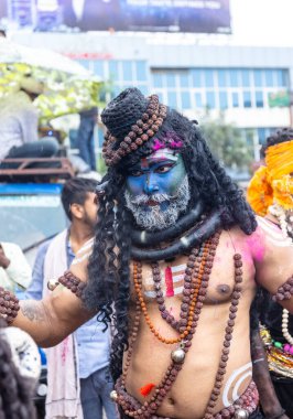 Varanasi, Uttar Pradesh, Hindistan - 20 Mart 2024: Masan Holi, Masan Holi, Masan Holi, Harishchandra ghat 'taki masaan holi kutlamaları sırasında tanrıça Kali olarak resmedilen bir kadın ressamın portresi.