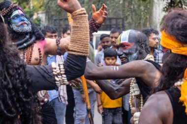 Varanasi, Uttar Pradesh, Hindistan - 20 Mart 2024: Masan Holi, Masan Holi, Masan Holi, Harishchandra ghat 'taki masaan holi kutlamaları sırasında tanrıça Kali olarak resmedilen bir kadın ressamın portresi.