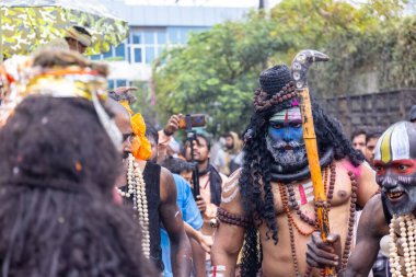 Varanasi, Uttar Pradesh, Hindistan - 20 Mart 2024: Masan Holi, Masan Holi, Masan Holi, Harishchandra ghat 'taki masaan holi kutlamaları sırasında tanrıça Kali olarak resmedilen bir kadın ressamın portresi.