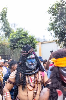 Varanasi, Uttar Pradesh, Hindistan - 20 Mart 2024: Masan Holi, Masan Holi, Masan Holi, Harishchandra ghat 'taki masaan holi kutlamaları sırasında tanrıça Kali olarak resmedilen bir kadın ressamın portresi.