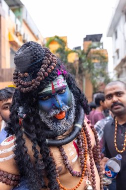 Varanasi, Uttar Pradesh, Hindistan - 20 Mart 2024: Masan Holi, Masan Holi, Masan Holi, Harishchandra ghat 'taki masaan holi kutlamaları sırasında tanrıça Kali olarak resmedilen bir kadın ressamın portresi.