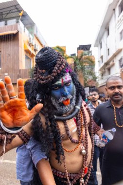 Varanasi, Uttar Pradesh, Hindistan - 20 Mart 2024: Masan Holi, Masan Holi, Masan Holi, Harishchandra ghat 'taki masaan holi kutlamaları sırasında tanrıça Kali olarak resmedilen bir kadın ressamın portresi.