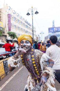 Varanasi, Uttar Pradesh, Hindistan - 20 Mart 2024: Masan Holi, Masan Holi, Masan Holi, Harishchandra ghat 'taki masaan holi kutlamaları sırasında tanrıça Kali olarak resmedilen bir kadın ressamın portresi.
