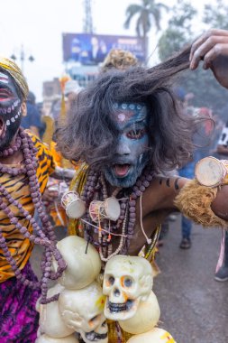 Varanasi, Uttar Pradesh, Hindistan - 20 Mart 2024: Masan Holi, Masan Holi, Masan Holi, Harishchandra ghat 'taki masaan holi kutlamaları sırasında tanrıça Kali olarak resmedilen bir kadın ressamın portresi.