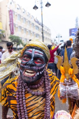 Varanasi, Uttar Pradesh, Hindistan - 20 Mart 2024: Masan Holi, Masan Holi, Masan Holi, Harishchandra ghat 'taki masaan holi kutlamaları sırasında tanrıça Kali olarak resmedilen bir kadın ressamın portresi.