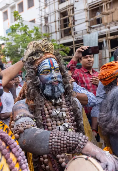 Varanasi, Uttar Pradesh, Hindistan - 20 Mart 2024: Masan Holi, Masan Holi, Masan Holi, Harishchandra ghat 'taki masaan holi kutlamaları sırasında tanrıça Kali olarak resmedilen bir kadın ressamın portresi.