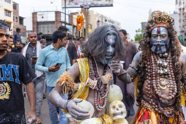 Varanasi, Uttar Pradesh, Hindistan - 20 Mart 2024: Masan Holi, Masan Holi, Masan Holi, Harishchandra ghat 'taki masaan holi kutlamaları sırasında tanrıça Kali olarak resmedilen bir kadın ressamın portresi.