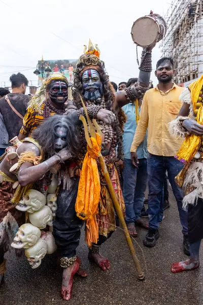 Varanasi, Uttar Pradesh, Hindistan - 20 Mart 2024: Masan Holi, Masan Holi, Masan Holi, Harishchandra ghat 'taki masaan holi kutlamaları sırasında tanrıça Kali olarak resmedilen bir kadın ressamın portresi.