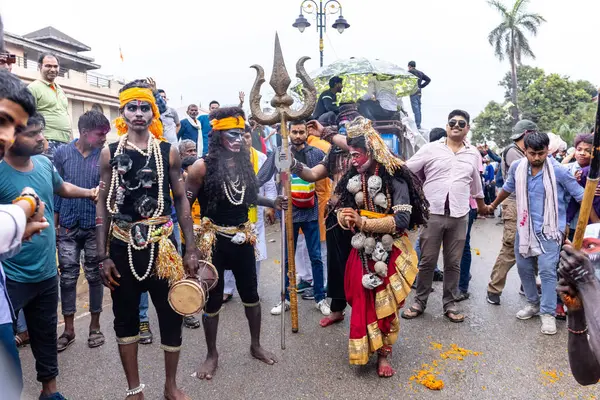 Varanasi, Uttar Pradesh, Hindistan - 20 Mart 2024: Masan Holi, Masan Holi, Masan Holi, Harishchandra ghat 'taki masaan holi kutlamaları sırasında tanrıça Kali olarak resmedilen bir kadın ressamın portresi.