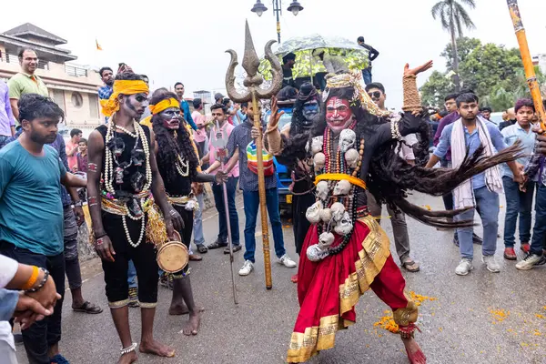 Varanasi, Uttar Pradesh, Hindistan - 20 Mart 2024: Masan Holi, Masan Holi, Masan Holi, Harishchandra ghat 'taki masaan holi kutlamaları sırasında tanrıça Kali olarak resmedilen bir kadın ressamın portresi.