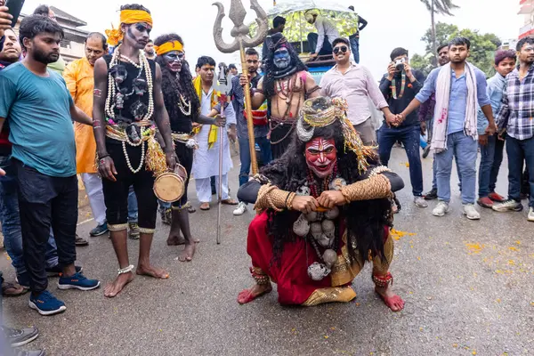 Varanasi, Uttar Pradesh, Hindistan - 20 Mart 2024: Masan Holi, Masan Holi, Masan Holi, Harishchandra ghat 'taki masaan holi kutlamaları sırasında tanrıça Kali olarak resmedilen bir kadın ressamın portresi.